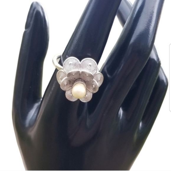 SARAH COVENTRY VINTAGE SILVERTONED FLOWER & FAUX PEARL ADJUSTABLE RING - Picture 1 of 6